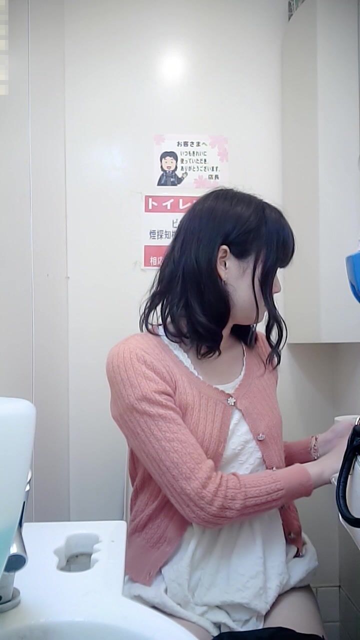 快餐店公共女厕真实偷拍，超多气质漂亮小姐姐方便