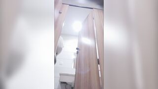 无水印原版】，偷拍大神，【梵高厕拍】，清纯学生妹，闺蜜在外面等候，后拍美臀粉穴，塞着卫生棉，视觉冲击感一流