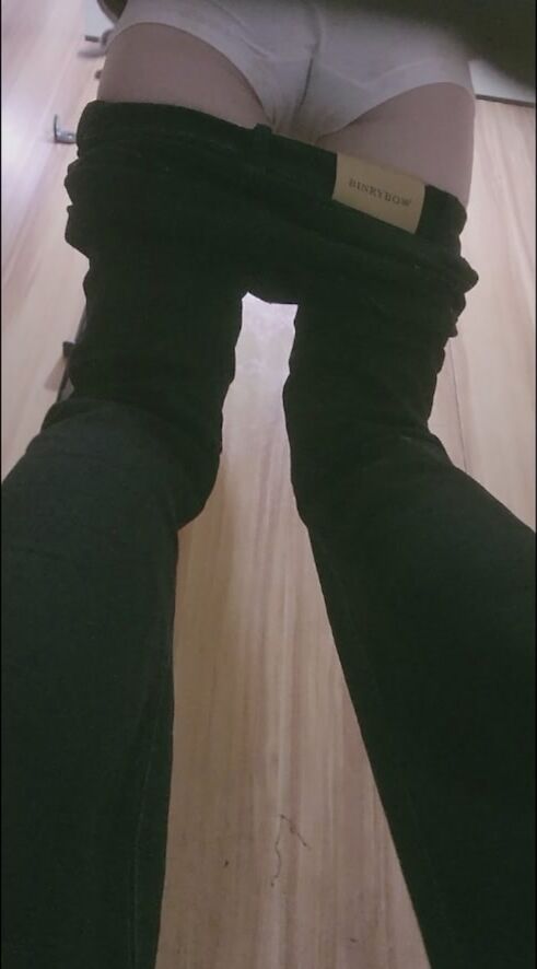 无水印原版】，偷拍大神，【梵高厕拍】，清纯学生妹，闺蜜在外面等候，后拍美臀粉穴，塞着卫生棉，视觉冲击感一流