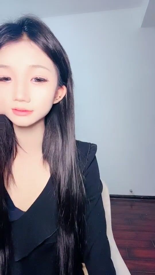 校花女神 【秒爆】逆天颜值，魔鬼身材 全裸骚舞 道具自慰1