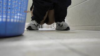 大胆坑神藏身办公楼女厕，全方位偸拍超多小姐姐方便，拍脸又拍逼，各种大屁股