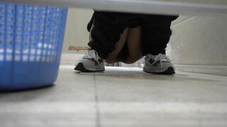 大胆坑神藏身办公楼女厕，全方位偸拍超多小姐姐方便，拍脸又拍逼，各种大屁股