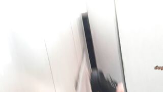 大胆坑神藏身办公楼女厕，全方位偸拍超多小姐姐方便，拍脸又拍逼，各种大屁股1