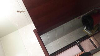 大胆坑神藏身办公楼女厕，全方位偸拍超多小姐姐方便，拍脸又拍逼，各种大屁股2