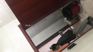 大胆坑神藏身办公楼女厕，全方位偸拍超多小姐姐方便，拍脸又拍逼，各种大屁股2