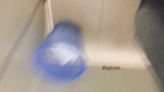 大胆坑神藏身办公楼女厕，全方位偸拍超多小姐姐方便，拍脸又拍逼，各种大屁股2