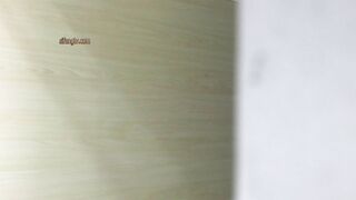 大胆坑神藏身办公楼女厕，全方位偸拍超多小姐姐方便，拍脸又拍逼，各种大屁股3