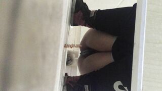 大胆坑神藏身办公楼女厕，全方位偸拍超多小姐姐方便，拍脸又拍逼，各种大屁股3