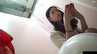 台湾大神潜入新北高中女厕 全景偷拍多位漂亮学妹各种极品美鲍鱼1