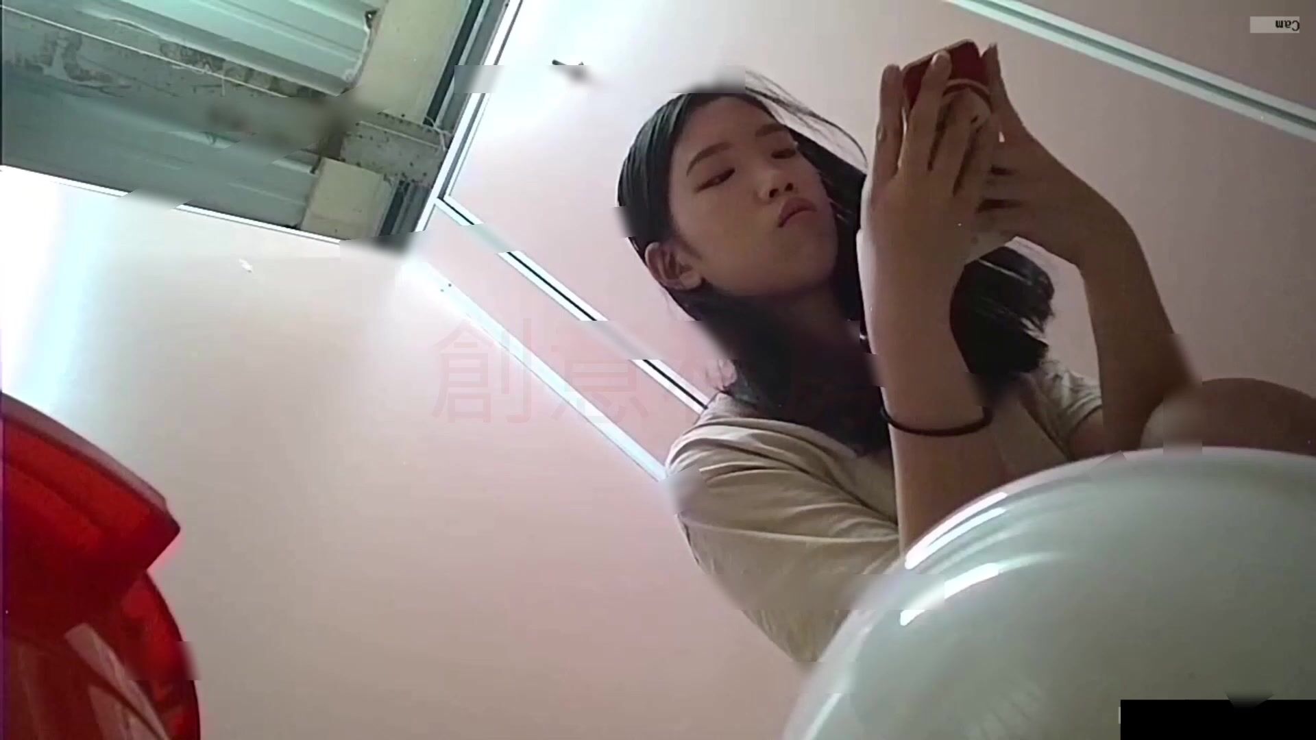 台湾大神潜入新北高中女厕 全景偷拍多位漂亮学妹各种极品美鲍鱼1