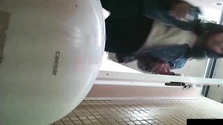 台湾大神潜入新北高中女厕 全景偷拍多位漂亮学妹各种极品美鲍鱼2