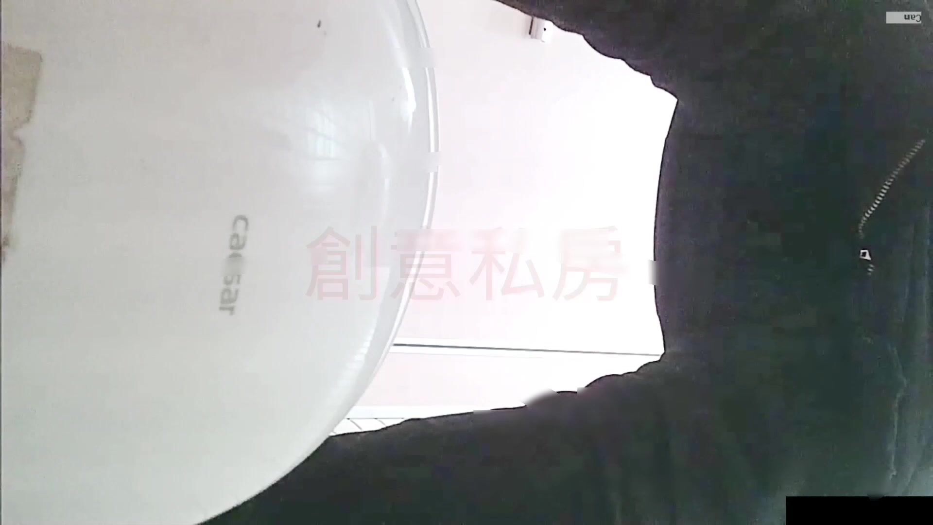 台湾大神潜入新北高中女厕 全景偷拍多位漂亮学妹各种极品美鲍鱼3