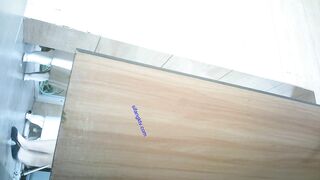 大神潜入美容院女厕 全景偷拍气质美女职员的肥美大鲍鱼.