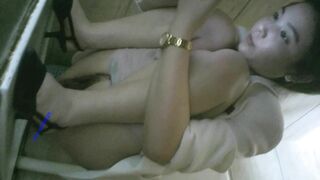 大神潜入美容院女厕 全景偷拍气质美女职员的肥美大鲍鱼.