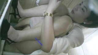 大神潜入美容院女厕 全景偷拍气质美女职员的肥美大鲍鱼.