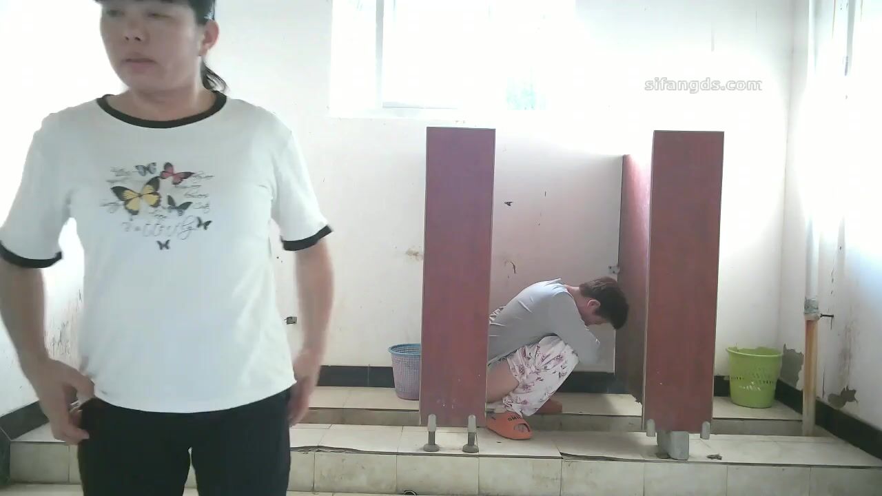 大神潜入女厕全景偷拍 刚刮过B毛的美女职员.