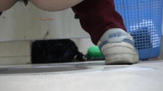 坑神藏身办公楼女厕，全方位偸拍超多小姐姐方便，拍脸又拍逼，各种大屁股