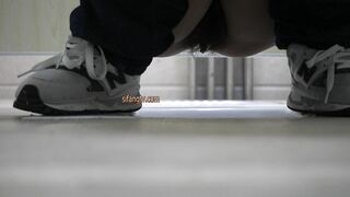 坑神藏身办公楼女厕，全方位偸拍超多小姐姐方便，拍脸又拍逼，各种大屁股0