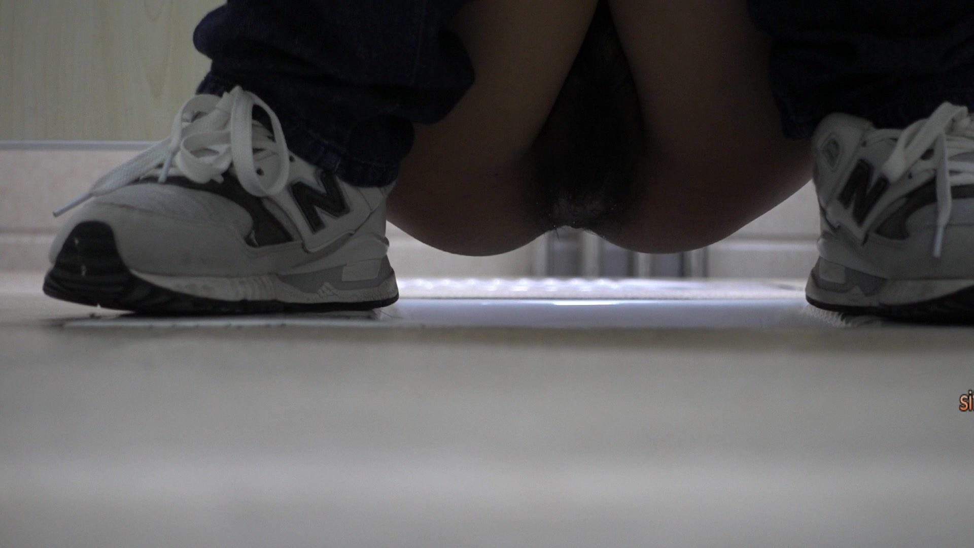 坑神藏身办公楼女厕，全方位偸拍超多小姐姐方便，拍脸又拍逼，各种大屁股0