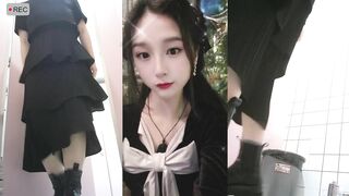 三屏联动 双镜头特写透明极品女神尿尿全过程