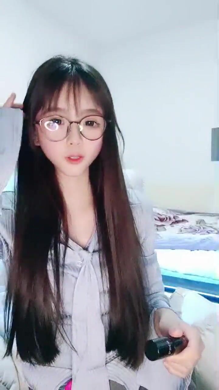 高颜值白富美，抖音网红女神【小馋猫】还是下海了，美到爆究极反差，诱人裸舞，脸穴同框自慰喷水.0