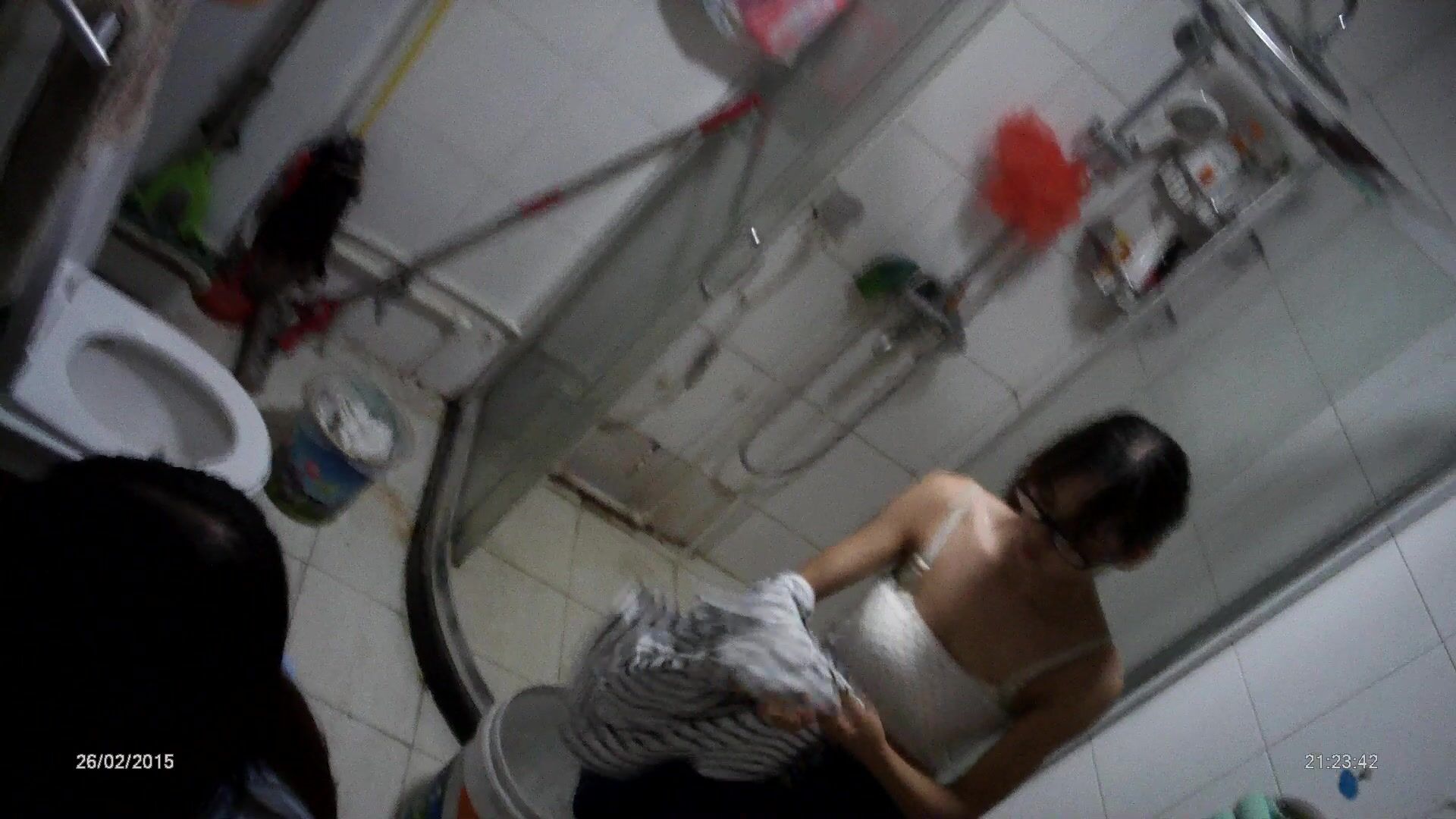 贵在真实】，冒死趴窗偷拍隔壁出租屋卫生间，合租嫩姐妹日常嘘嘘和洗澡