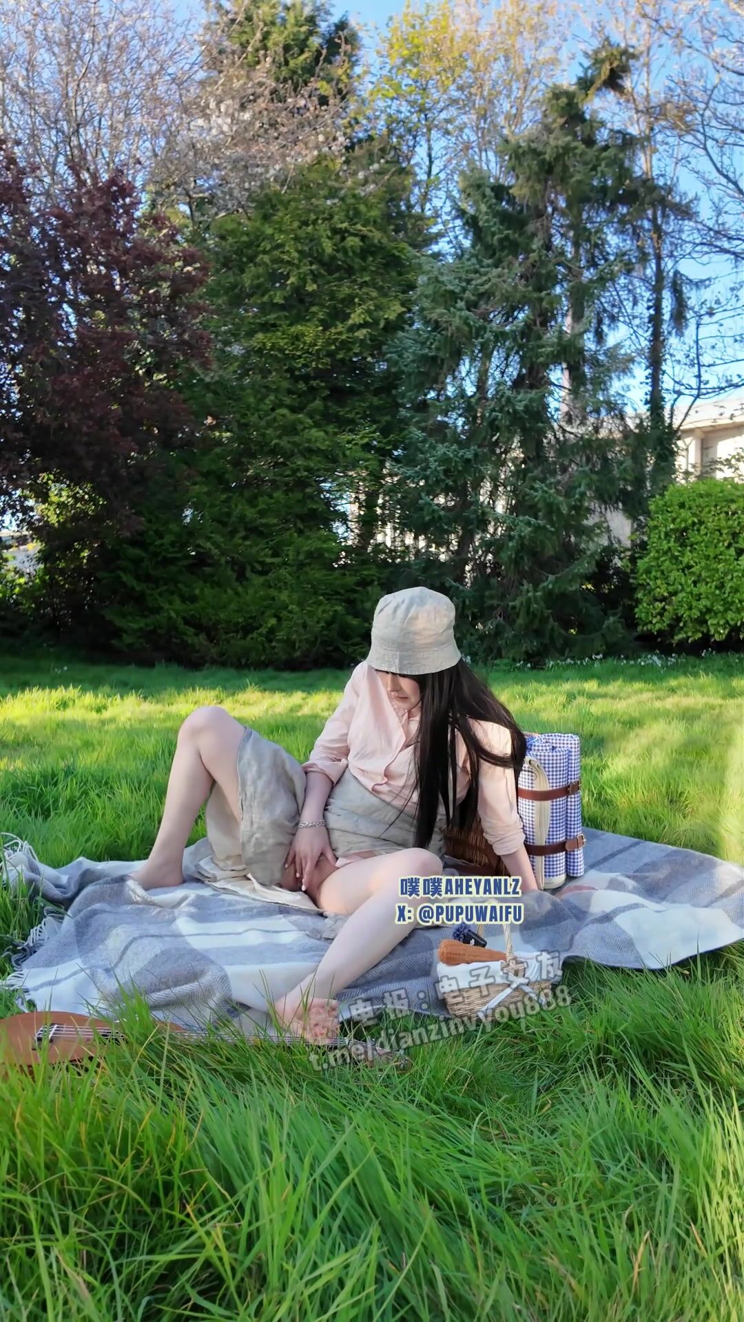 推特极品阿黑颜母狗「Pupu噗噗」《小姐森林野餐篇1》管家说小姐每周都会独自去森林野餐，这不过是小姐隐藏欲望的借口