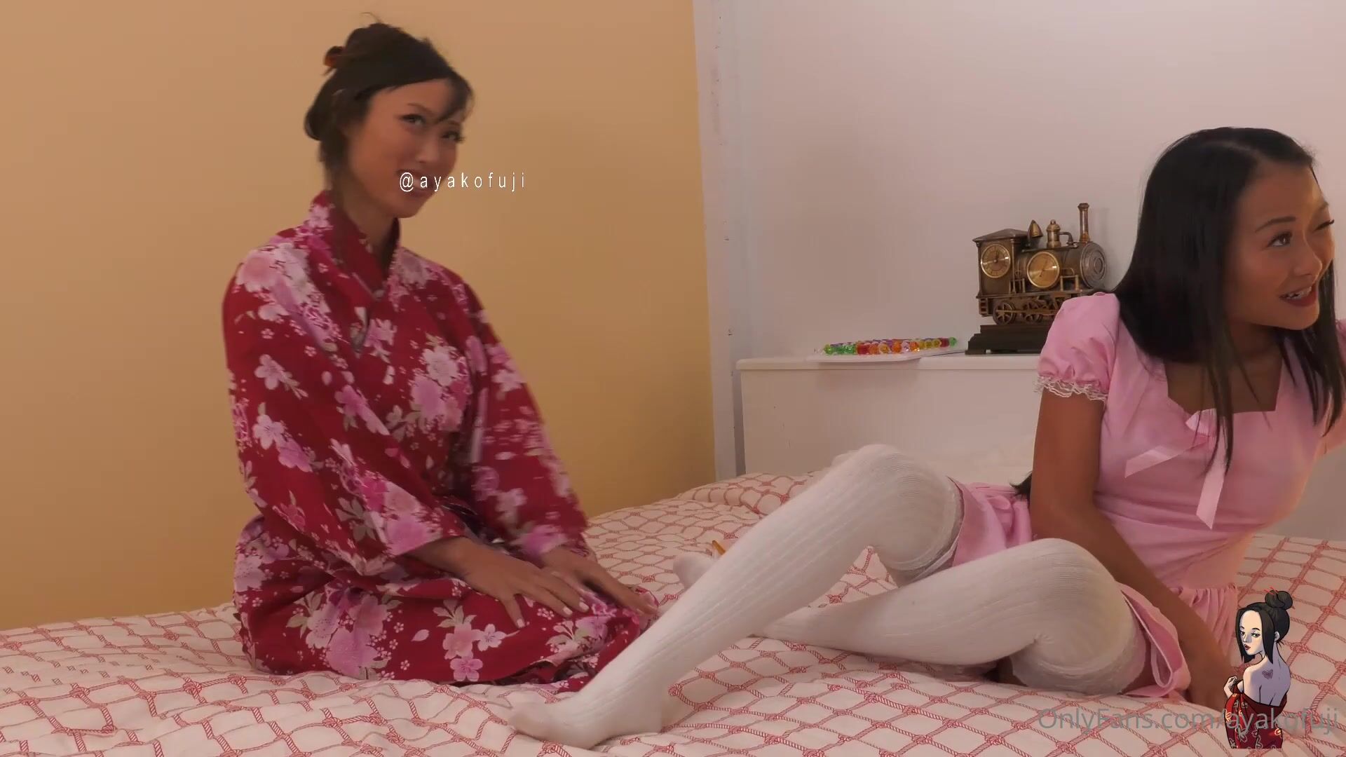 日裔色情影星刘玥闺蜜少妇御姐范「Ayako Fuji」OF露脸私拍，亚裔闺蜜用玩具相互取悦对方，舔阴蒂，插假屌，玩69