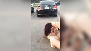 猎奇 洋妞撕逼停车场内乱打，露奶子露逼逼，洋妞逼都注重美容真好看，摄影师相当专业