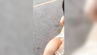 猎奇 洋妞撕逼停车场内乱打，露奶子露逼逼，洋妞逼都注重美容真好看，摄影师相当专业