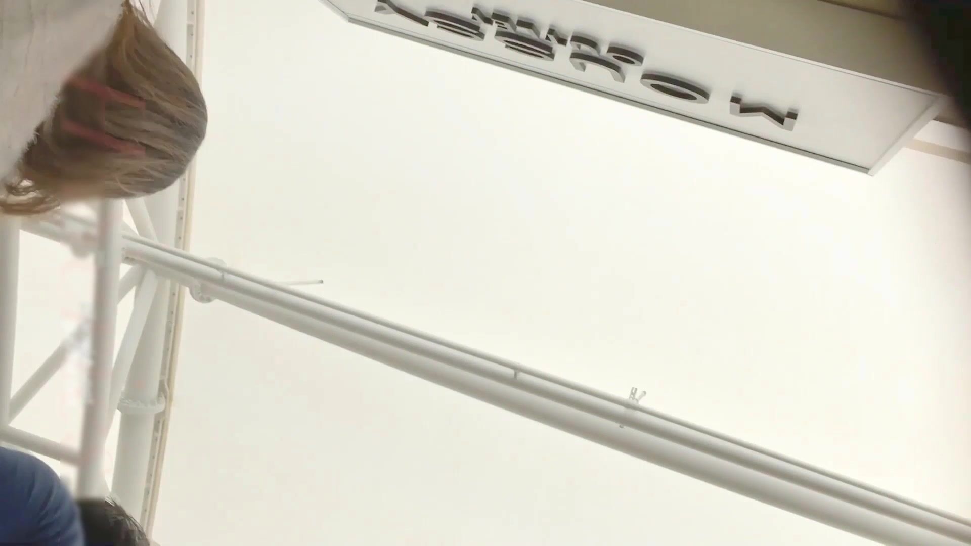 大神一路跟踪尾随偷拍不穿内裤的短裙少妇 肥美多汁的美鲍鱼真想尝一尝