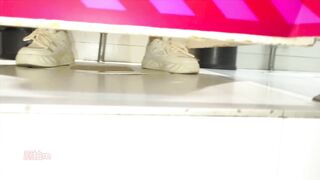 大神潜入影城女厕 近距离偷拍几位美女的肥鲍鱼