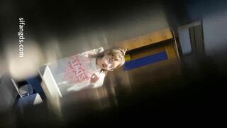 大神潜入办公楼女厕全景偷拍 两位美女同事的极品鲍鱼