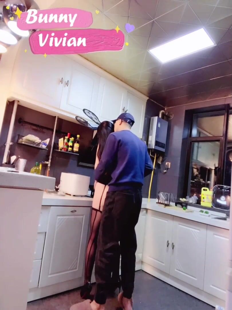 绝美长腿御姐『Vivian』合集，超美抚媚身材 肉丝大长腿扶腰后入 别人眼中的女神乖乖翘起美臀被操