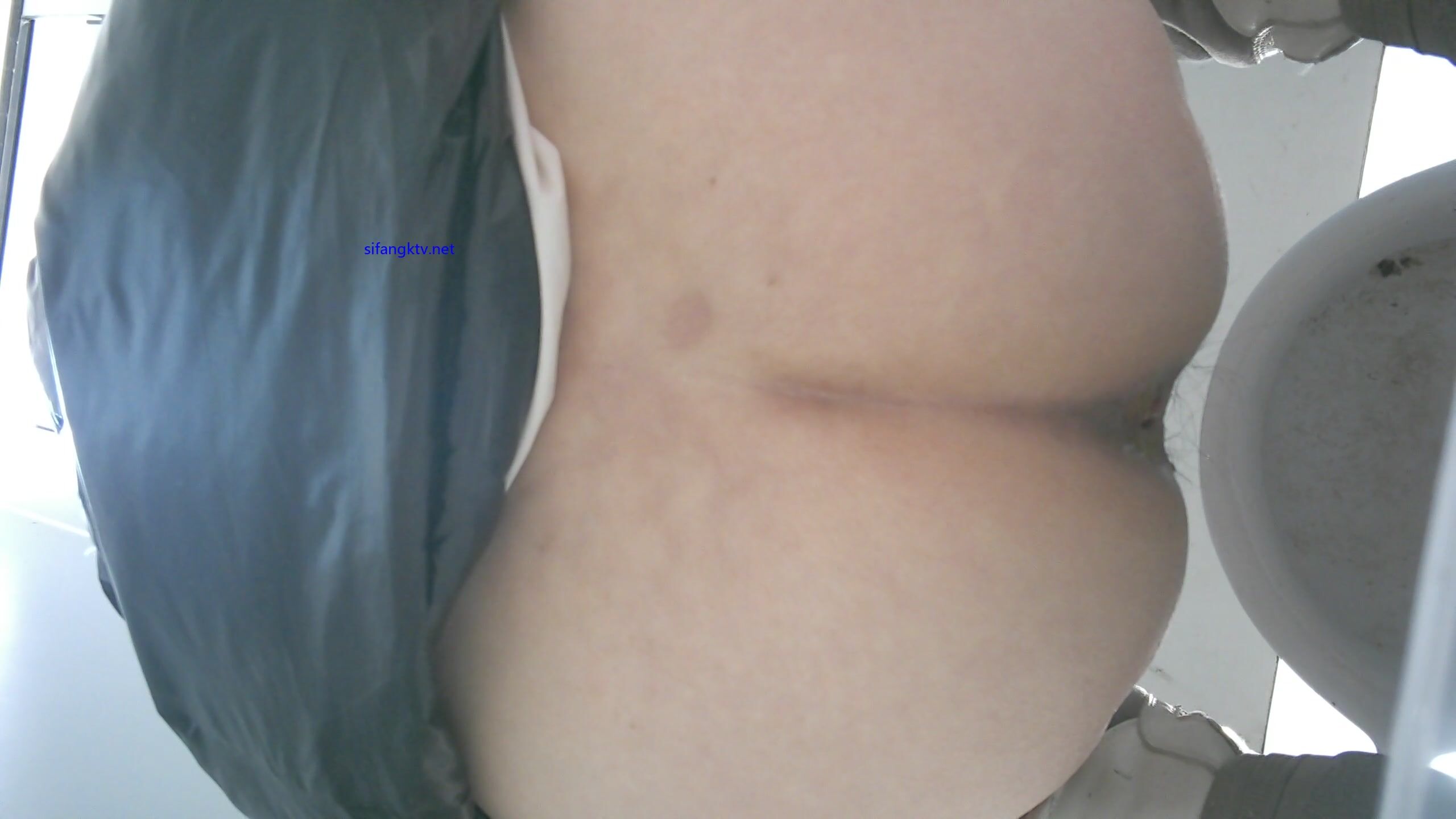 大学城女厕全景偷拍众多的小姐姐❤️各种极品鲍鱼完美展示8