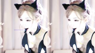 一见倾心，高颜值反差婊【悠悠】付费福利，各种情趣制服裸舞，道具脸穴同框自慰8