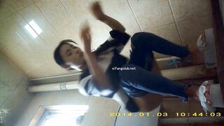 厕拍，蹲坑脸逼同框偷拍，超多小姐姐方便有长腿美女9