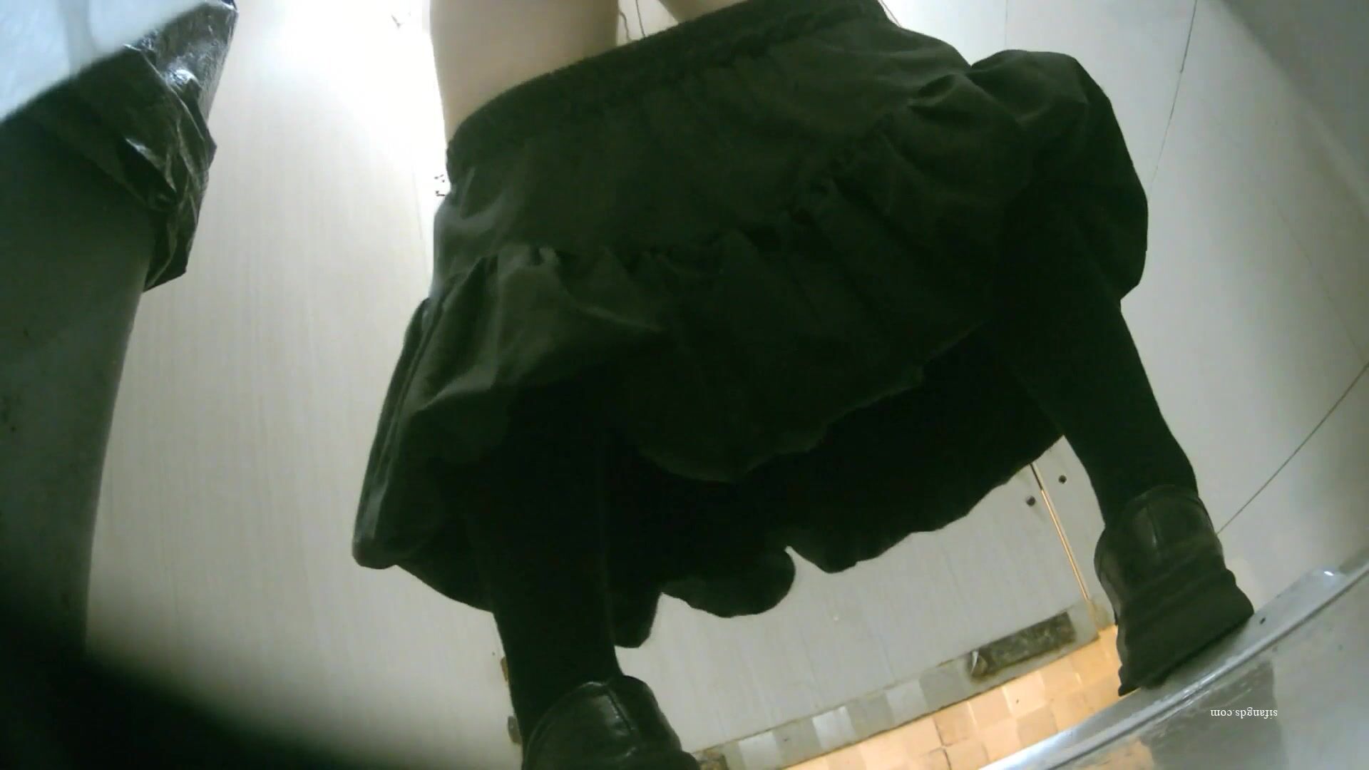 夜总会女厕全景偷拍 多位小姐姐粉嫩的私密花园.