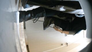 商场女厕全景偷拍几位漂亮的小姐姐 各种漂亮的美鲍鱼还有几个没带纸巾不擦