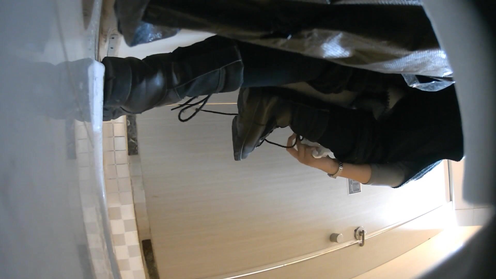 商场女厕全景偷拍几位漂亮的小姐姐 各种漂亮的美鲍鱼还有几个没带纸巾不擦