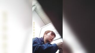 大神潜入学校女厕 全景双镜头偷拍多位漂亮学妹嘘嘘B脸同步1