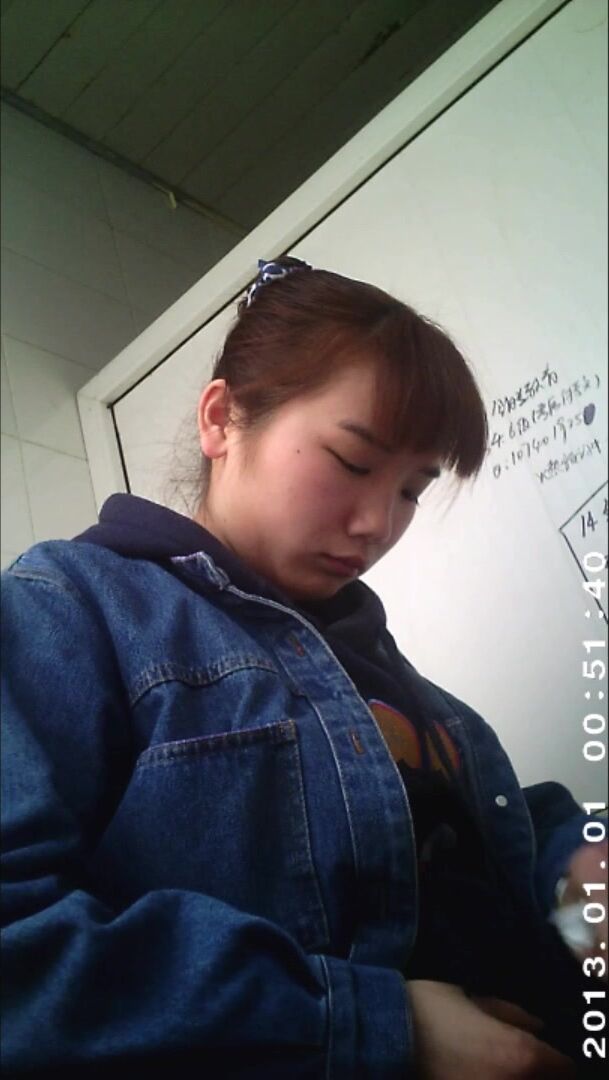 大神潜入学校女厕 全景双镜头偷拍多位漂亮学妹嘘嘘B脸同步1