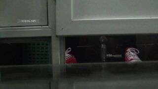 大神潜入学校女厕 全景双镜头偷拍多位漂亮学妹嘘嘘B脸同步2