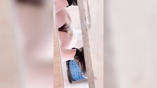 大神潜入办公楼女厕小手电补光偷拍几位极品美女同事的私密花园