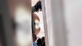 大神潜入办公楼女厕小手电补光偷拍几位极品美女同事的私密花园