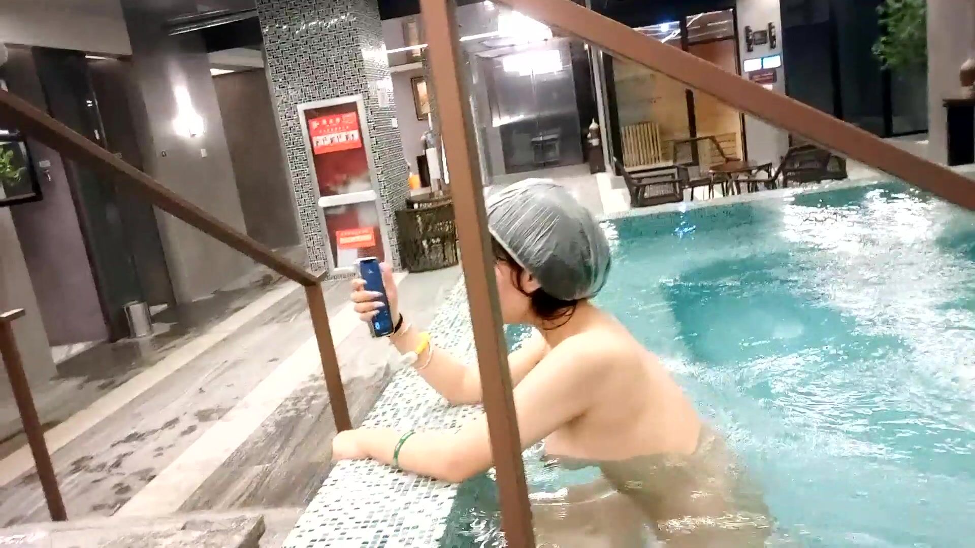 大众浴室内部员工偷拍 众多身材不错的少妇洗澡泡汤