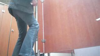 路边公厕全景偷拍众多的少妇嘘嘘 还有几位高颜值美女