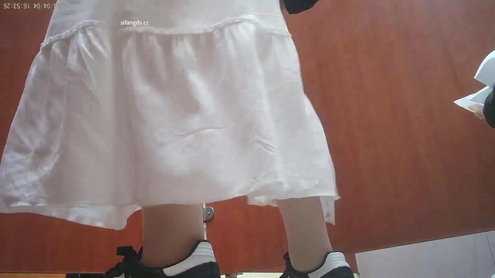 路边公厕全景偷拍众多的少妇嘘嘘 还有几位高颜值美女