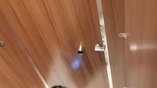 作死大神勇闯女厕，上下连续偷拍多位小姐姐方便，私处特写还给补光，差点被眼镜女发现了