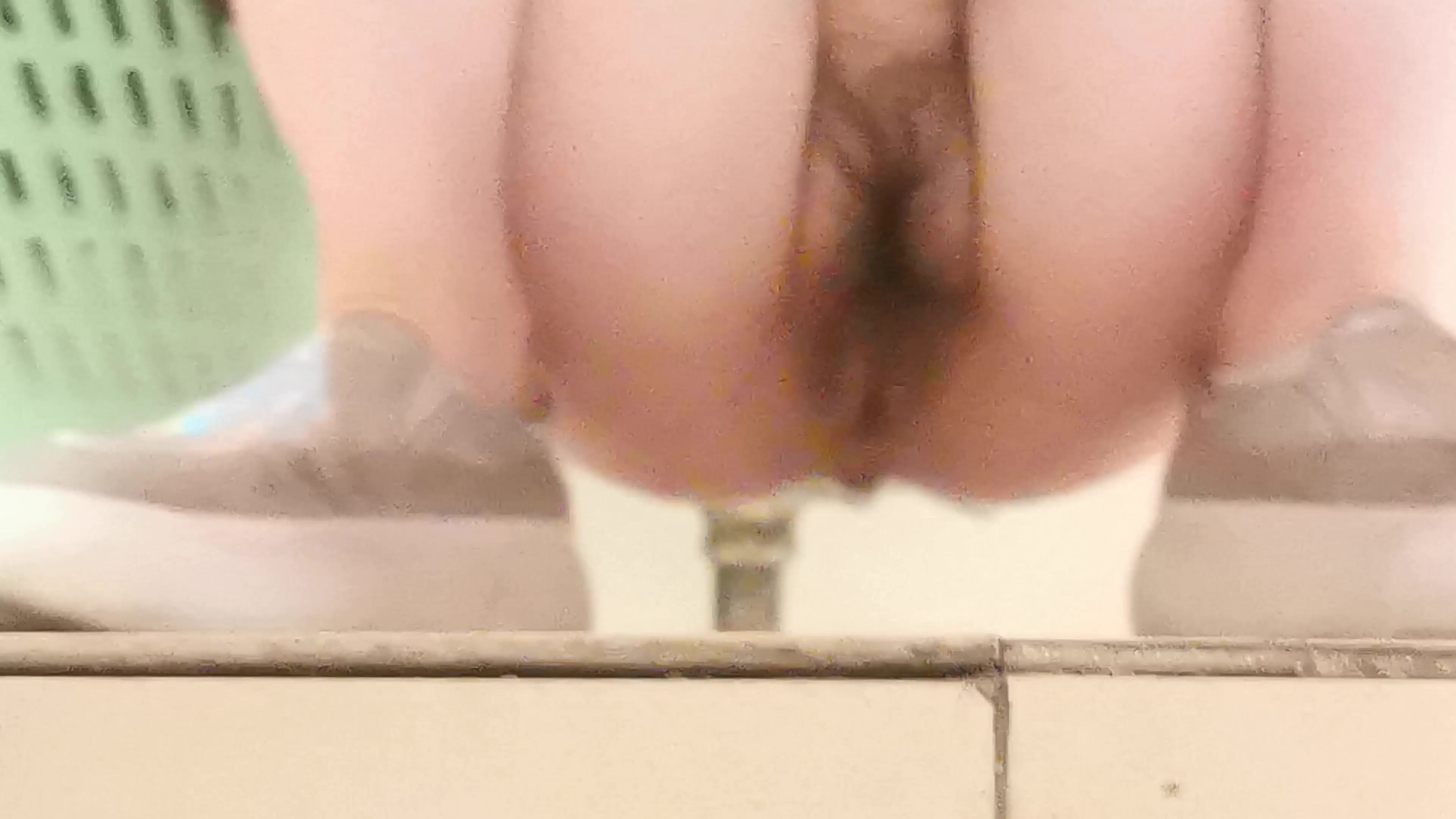 作死大神勇闯女厕，上下连续偷拍多位小姐姐方便，私处特写还给补光，差点被眼镜女发现了